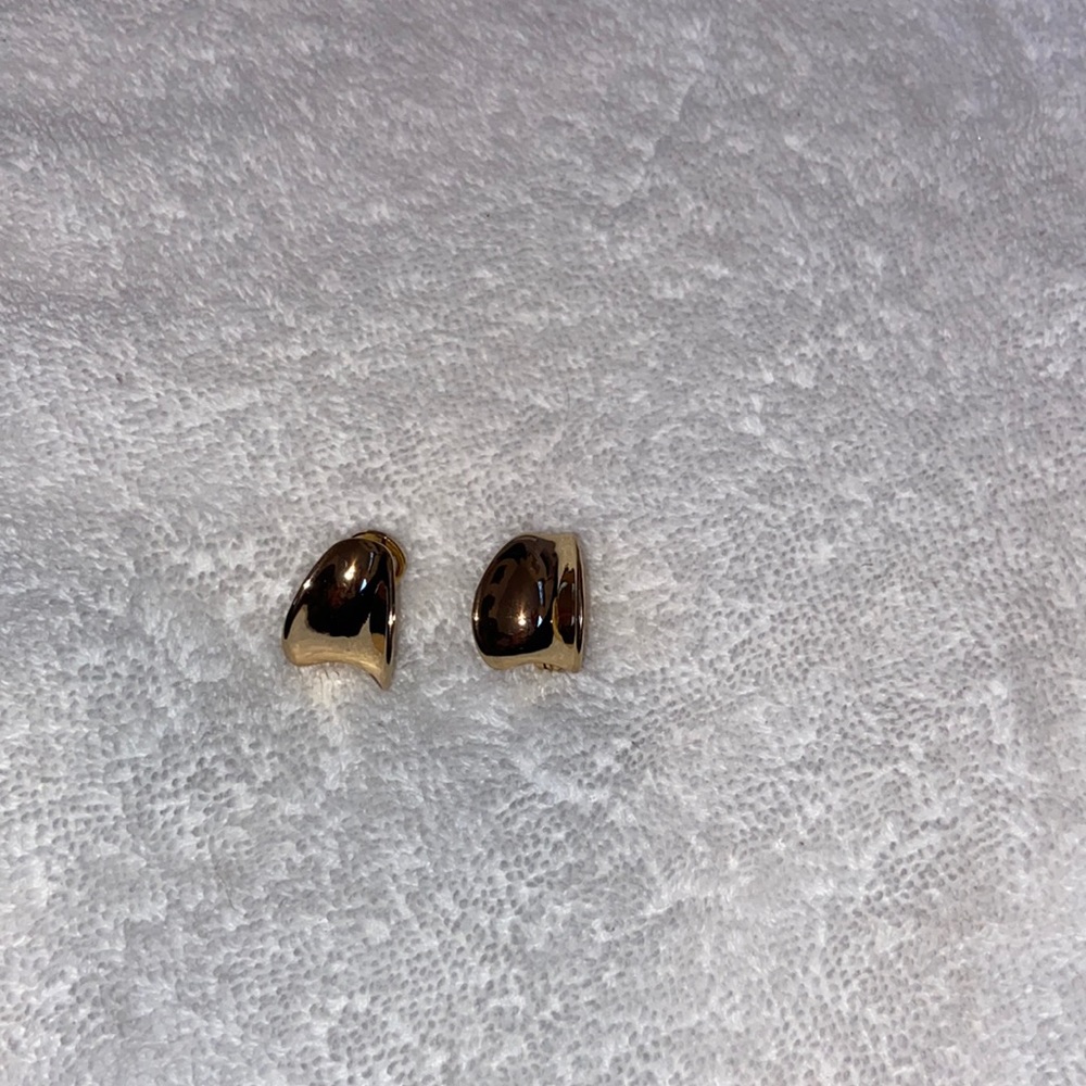 Gold earring